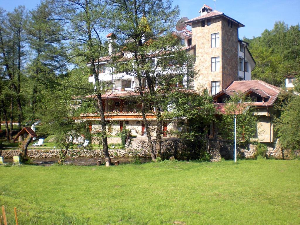 Hotel Paradise Place Kalofer Exterior photo